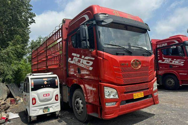 good Qingdao Jiefang JH6 heavy-duty truck, Pilot Edition 2.0, 290 hp, 6x2, 9.5m, 4x4 front and 4x4 rear w