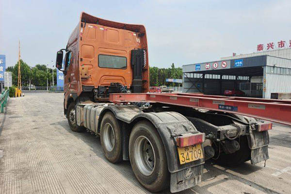 Dongfeng Liuzhou Motor Chenglong H7 heavy-duty truck, 560 hp, 6x4 tractor (National V) dual-drive, u for sale