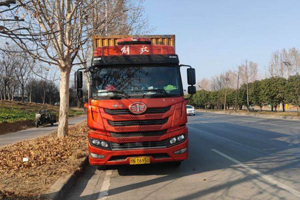good Qingdao Jiefang Dragon VH medium truck 2.0 version, 250 hp, 4x2, 9.65m single-axle van, used Xichai