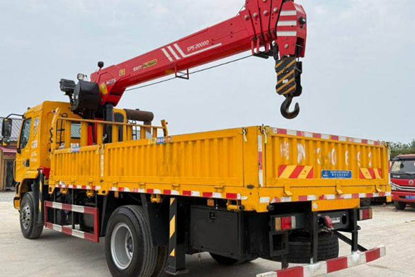 Dongfeng Liuzhou Chenglong Truck Crane Chenglong M3 200 5 6X2 for sale