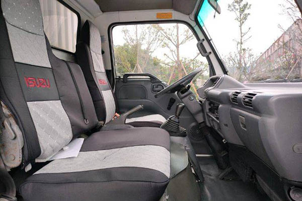 sale Jiangling Xin Kaiyun 116HP 4.21m single-row van light truck with single axle. Used Qingling Isuzu tr