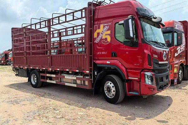 Dongfeng Liuzhou Motor Chenglong H5 medium-duty truck, 290 hp, 4x2, 6.8m grid-type truck (China VI emission standards), single-axle, used Yuchai truck.