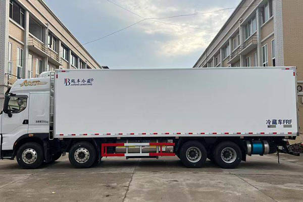 Dongfeng Liuzhou Motor Chenglong Refrigerated Truck Chenglong H7 580 9.6 for sale