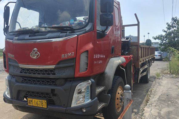Dongfeng Liuzhou Motor Chenglong Truck Mounted Crane New Chenglong M3 200 6 4X2 in China