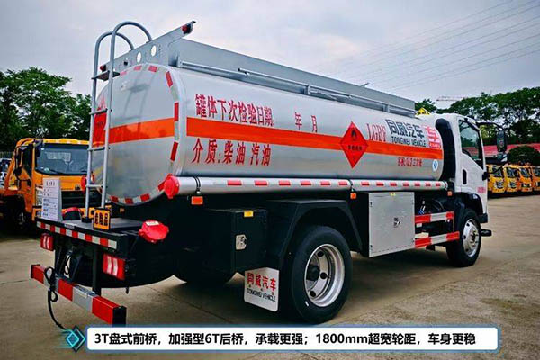 Dongfeng Liuzhou Chenglong L2 170 5.2 4x2 fuel tanker in China