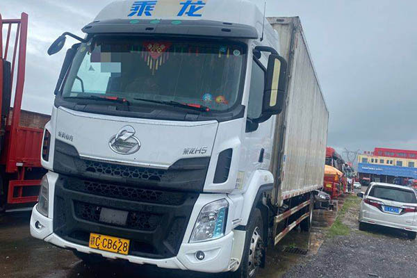 good Dongfeng Liuzhou Motor Chenglong H5 medium truck, 270 hp, 6x2, 9.6m box truck (National V standard), front and rear four-axle configuration, used Yuchai truck