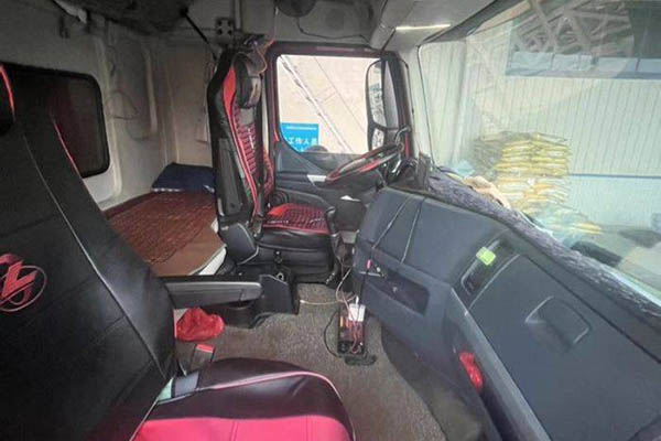 Dongfeng Liuzhou Motor Chenglong H5 270hp 4x2 6.2m Stake Truck (China VI Emission Standard) Single Axle Yuchai Used Truck for sale