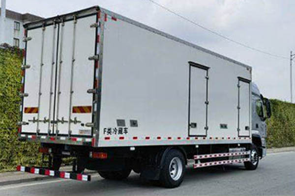 Dongfeng Liuzhou Motor Chenglong H5 medium-duty truck, 245 hp, 4x2, 6.8m (China VI) single-axle, Yuc in China