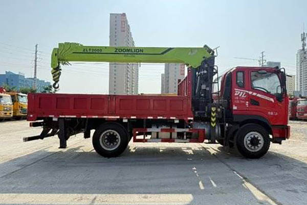 Dongfeng Xinjiang Dongfeng Changxing 200 6.1 6X2 Truck Mounted Crane in China