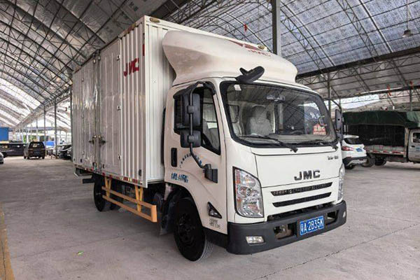 good Jiangling Xin Kaiyun 116HP 4m single-row van light truck with single axle. Used Jiangling truck