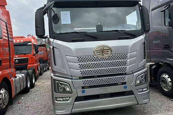 Qingdao Jiefang JH6 heavy-duty truck, 610 hp, 6x4, AMT, dual-drive, used Weichai tractor for sale