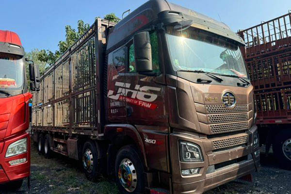 good Qingdao Jiefang JH6 heavy-duty truck, 460 hp, 8x4, 9.4m livestock and poultry truck, used Xichai tru
