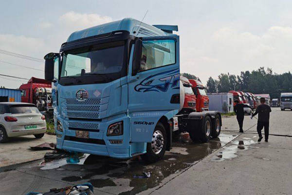 Qingdao Jiefang JH6 heavy-duty truck, Smart Edition, 560 hp, 6x4, LNG dual-drive, used tractor unit