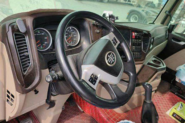 Qingdao Jiefang JH6 heavy-duty truck, 460 hp, 6x4 LNG dual-drive, used Weichai tractor in China