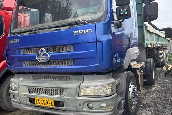 good Dongfeng Liuzhou Motor Chenglong M5 heavy-duty truck, 280 hp, 4x2 tractor (National V), single-axle,