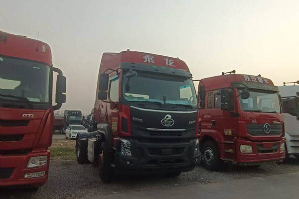 good Dongfeng Liuzhou Motor Chenglong H5 heavy-duty truck, 350hp, 4x2 LNG tractor (China VI), single-axle