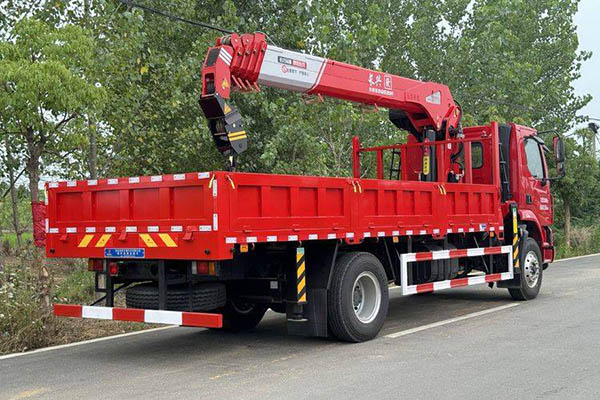 Dongfeng Liuzhou Chenglong Truck Crane Chenglong M3 240 6 4X2 for sale