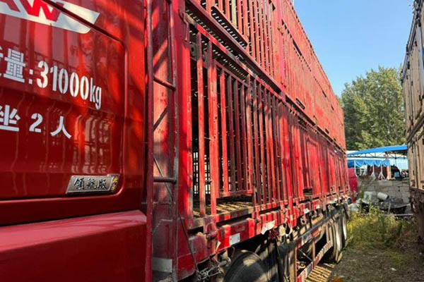 sale Used Qingdao Jiefang JH6 heavy-duty truck, 460 hp, 8x4, 9.4m livestock and poultry truck