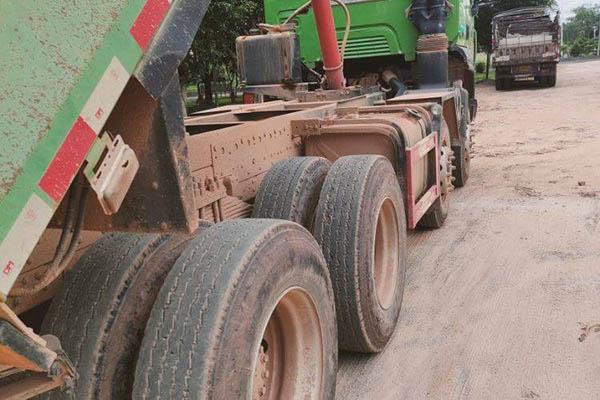 Dongfeng Liuzhou Motor Chenglong H5 280HP 8X4 5.8m Dump Truck (440 Rear Axle) (National V) Front 4x4 Rear 8x8 Yuchai Used Dump Truck in China