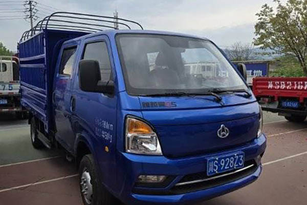 Changan Leaper D5 PLUS Comfort Edition, 116 hp, 3.05m double-row, single-axle, Yunnei Power used tru for sale