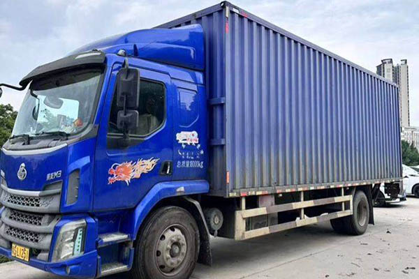 Dongfeng Liuzhou Motor Chenglong M3 medium truck, 180 hp, 4x2, 7.65m (National V) single-axle, Yuchai used truck