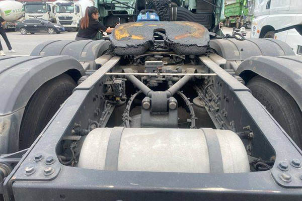 Qingdao Jiefang Eagle First Class 620HP 6X4 AMT Automatic Transmission (with hydraulic retarder) Dua in China