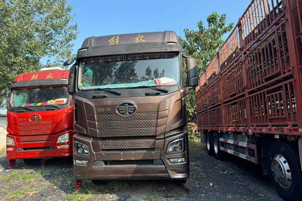 Qingdao Jiefang JH6 heavy-duty truck, 460 hp, 8x4, 9.4m livestock and poultry truck, used Xichai tru for sale