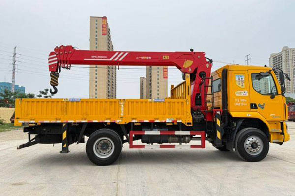 Dongfeng Liuzhou Chenglong Truck Crane Chenglong M3 200 5 6X2 in China