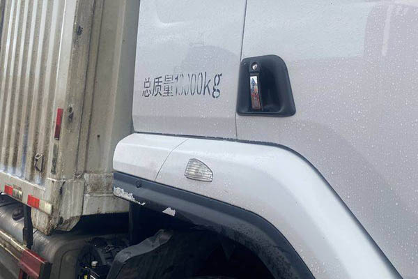 sale Dongfeng Liuzhou Motor Chenglong H5 medium truck, 270 hp, 6x2, 9.6m box truck (National V standard), front and rear four-axle configuration, used Yuchai truck