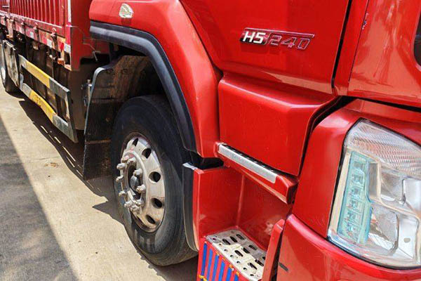 Dongfeng Liuzhou Motor Chenglong H5 medium truck, 240 hp, 4x2, 6.8m, single-axle, 6.8m, Yuchai used truck in China