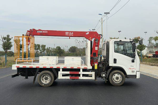 Dongfeng Liuzhou Motor Chenglong H7 140 3 4X2 Truck-Mounted Crane in China