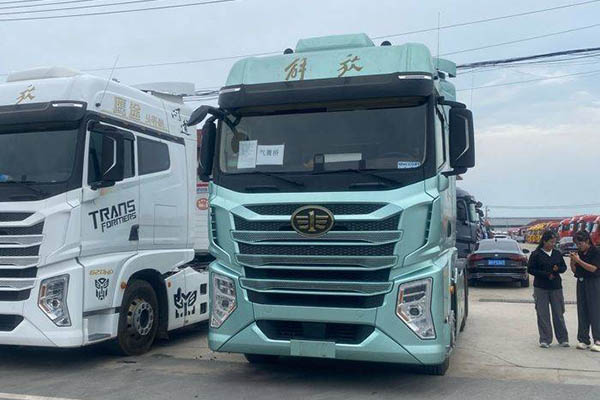 Qingdao Jiefang Eagle First Class 620HP 6X4 AMT Automatic Transmission (with hydraulic retarder) Dua