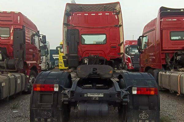 Dongfeng Liuzhou Motor Chenglong H5 heavy-duty truck, 350hp, 4x2 LNG tractor (China VI), single-axle in China