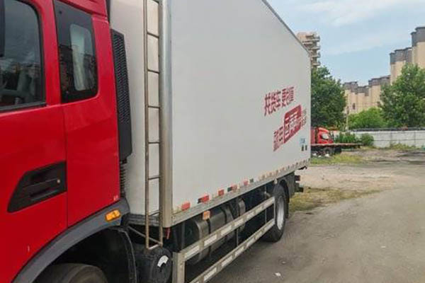 Dongfeng Tianjin 260hp refrigerated truck in China