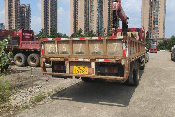 Dongfeng Liuzhou Motor Chenglong Truck Mounted Crane New Chenglong M3 200 6 4X2 for sale