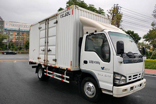 good Jiangling Xin Kaiyun 116HP 4.21m single-row van light truck with single axle. Used Qingling Isuzu tr