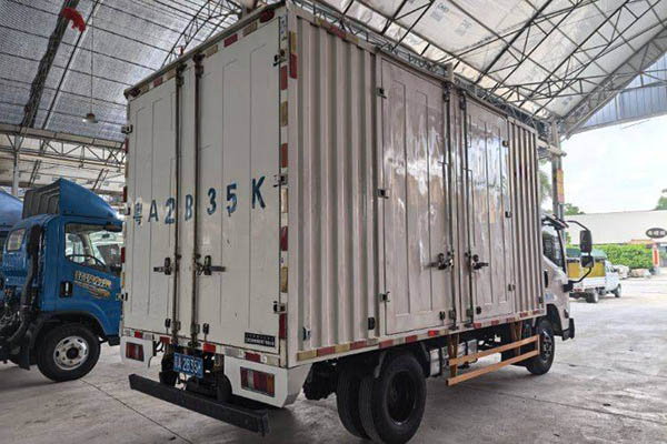 Jiangling Xin Kaiyun 116HP 4m single-row van light truck with single axle. Used Jiangling truck in China