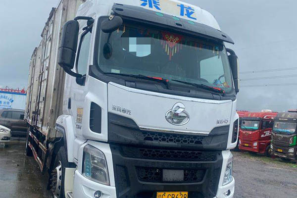 Dongfeng Liuzhou Motor Chenglong H5 medium truck, 270 hp, 6x2, 9.6m box truck (National V standard), front and rear four-axle configuration, used Yuchai truck