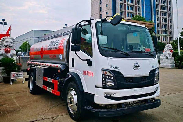 Dongfeng Liuzhou Chenglong L2 170 5.2 4x2 fuel tanker