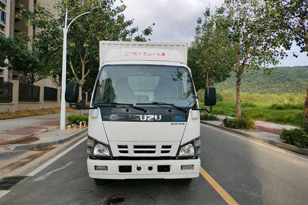 Jiangling Xin Kaiyun 116HP 4.1m single-row van light truck with single axle. Used Qingling Isuzu truck for sale