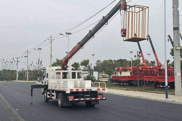good Dongfeng Liuzhou Motor Chenglong H7 140 3 4X2 Truck-Mounted Crane