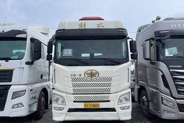 good Qingdao Jiefang JH6 heavy truck, 550 hp, 6x4 dual-drive, used Xichai tractor