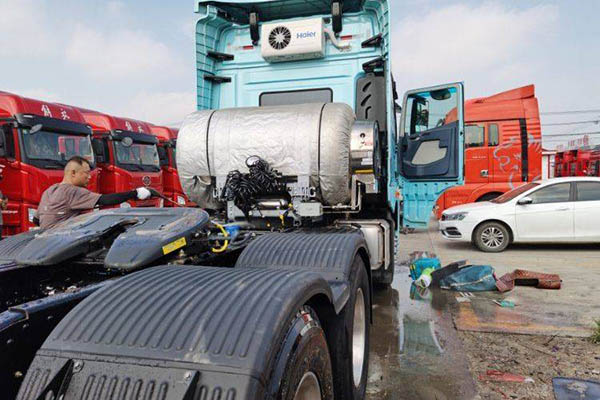 sale Qingdao Jiefang JH6 heavy-duty truck, Smart Edition, 560 hp, 6x4, LNG dual-drive, used tractor unit