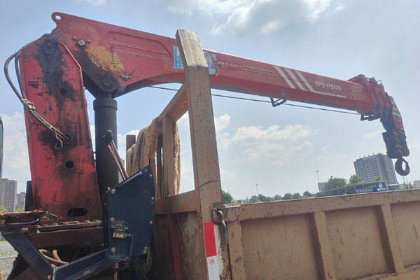 sale Dongfeng Liuzhou Motor Chenglong Truck Mounted Crane New Chenglong M3 200 6 4X2