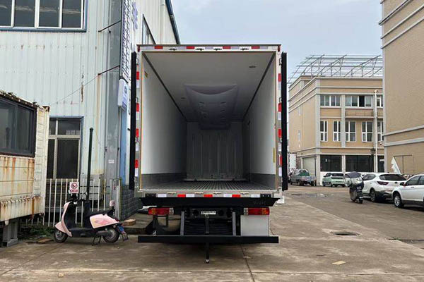 Dongfeng Liuzhou Motor Chenglong Refrigerated Truck Chenglong H7 580 9.6 in China