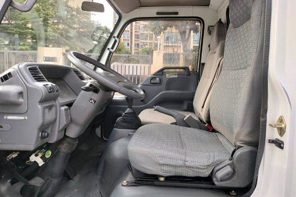 sale Jiangling Xin Kaiyun 116HP 4.1m single-row van light truck with single axle. Used Qingling Isuzu truck