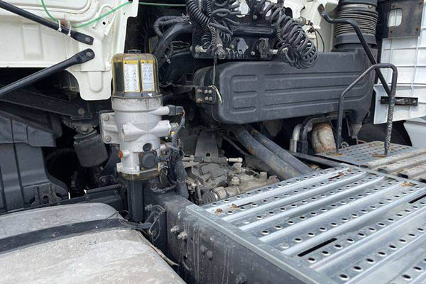 Qingdao Jiefang JH6 heavy truck, 550 hp, 6x4 dual-drive, used Xichai tractor in China