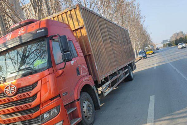 Qingdao Jiefang Dragon VH medium truck 2.0 version, 250 hp, 4x2, 9.65m single-axle van, used Xichai
