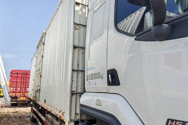 Dongfeng Liuzhou Motor Chenglong H5 260HP 4X2 9.7m Box Truck (China VI Emission Standard) Single Axl for sale