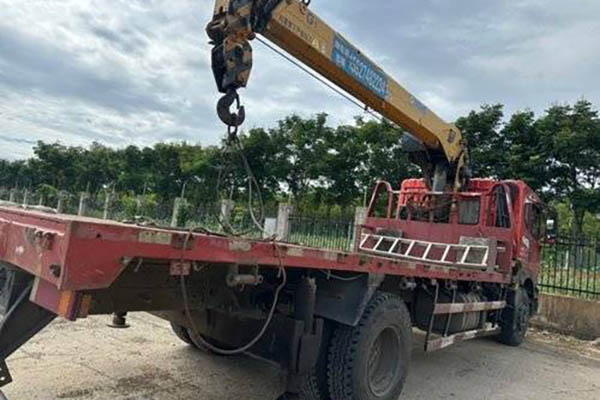 Dongfeng Truck-Mounted Crane Dongfeng Chassis 200 6.5 4X2 in China